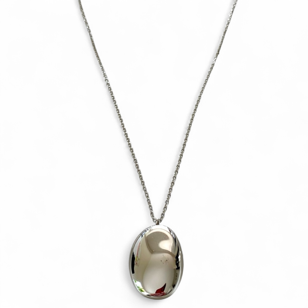 collier long en acier inoxydable elegant avec pendentif audacieux et lisse sur les deux faces mis en valeur sur fond blanc ariane