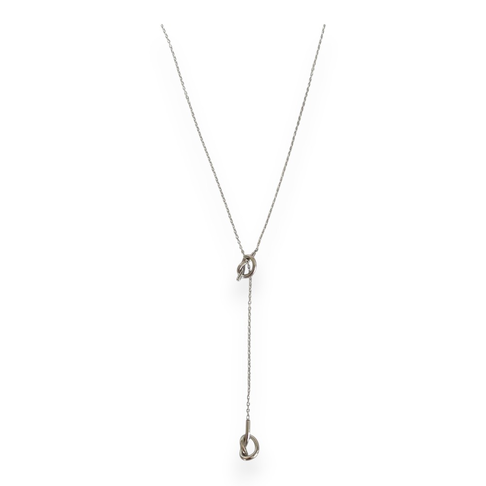 collier y en acier inoxydable forme cravate avec deux noeuds mis en valeur sur fond blanc sidonie