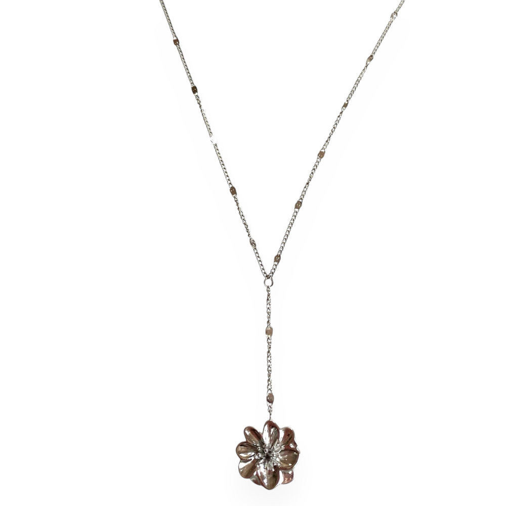 collier en y femme en acier inoxydable compose d une fine chaine ornee de petits elements plats et d une fleur texturee expose sur fond blanc fleur