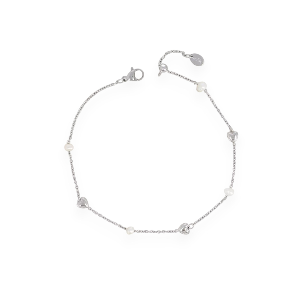 chaine cheville simple en acier avec petits coeurs et perles nacrees mise en valeur sur fond blanc mira