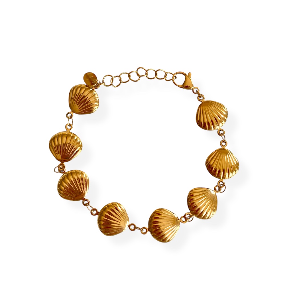 bracelet coquillage femme en acier dore expose sur fond blanc margaux