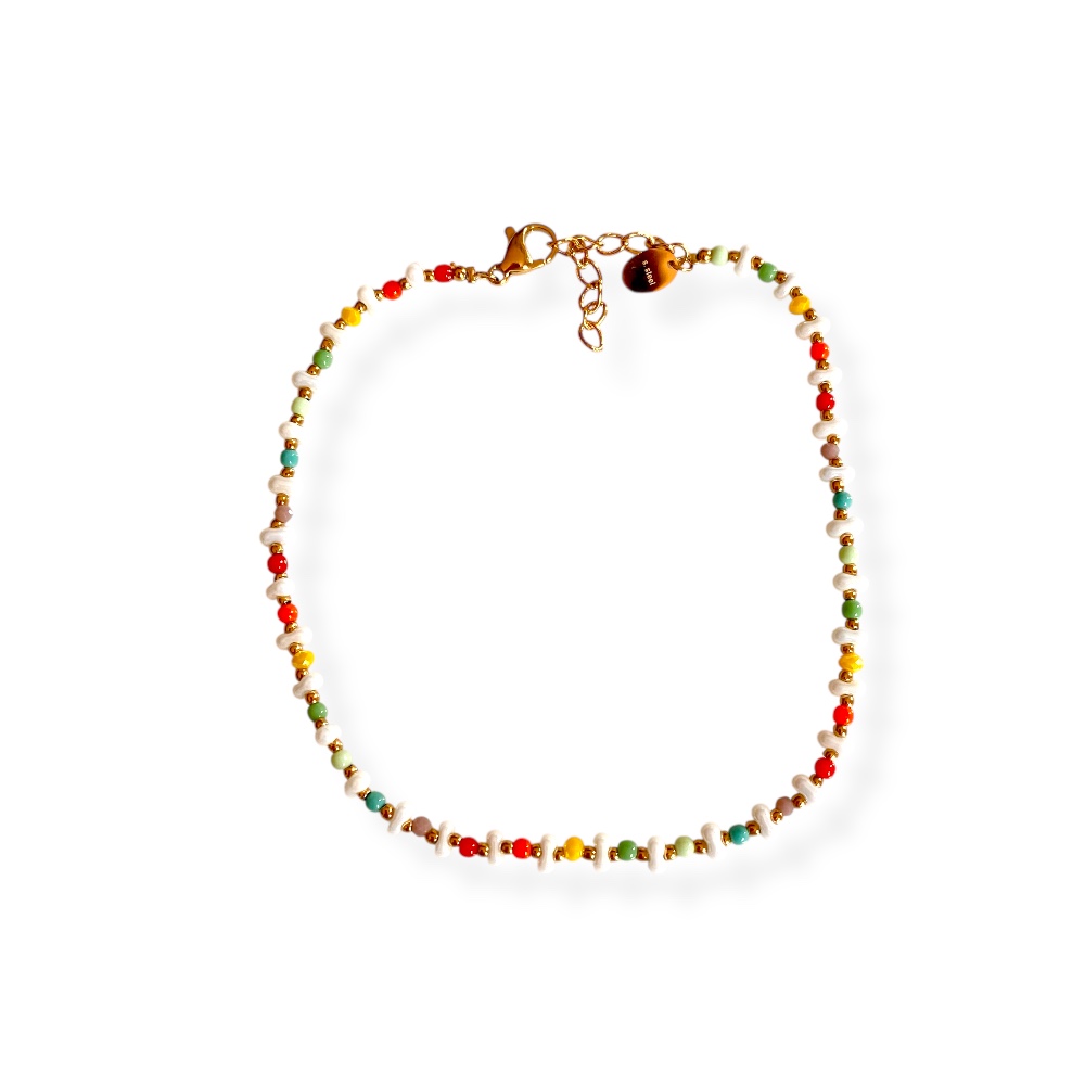 bracelet cheville perles multicolores sur fil expose sur fond blanc marina