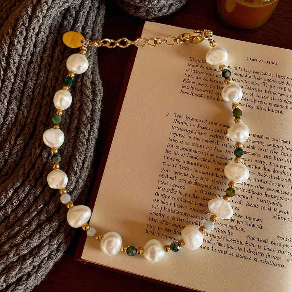 bracelet perles naturelles avec perles agate indienne et perles eau douce expose sur fond tricot et livre ouvert odile
