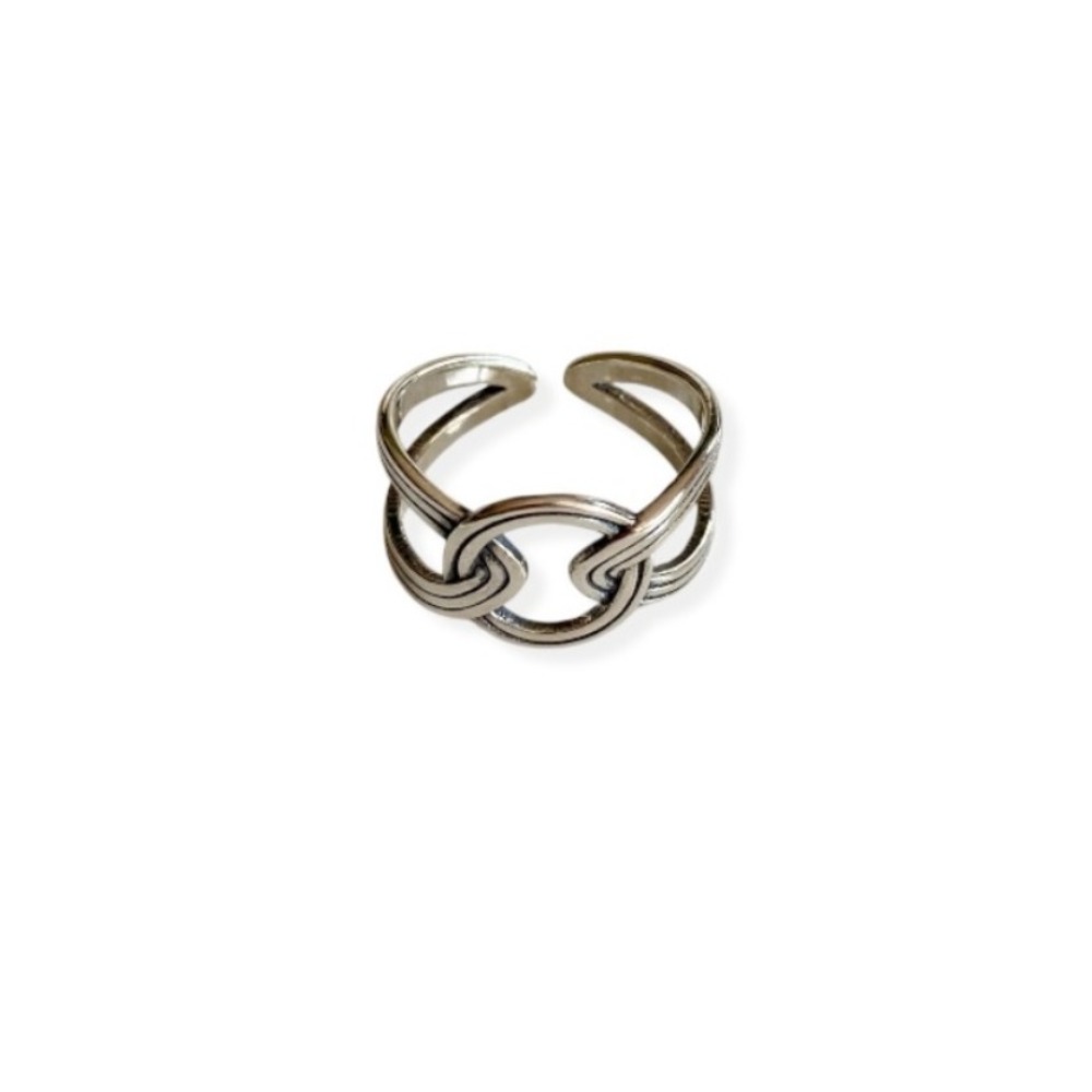 bague entrelacee fabriquee en argent a ajuster et mise en valeur sur fond blanc noelie