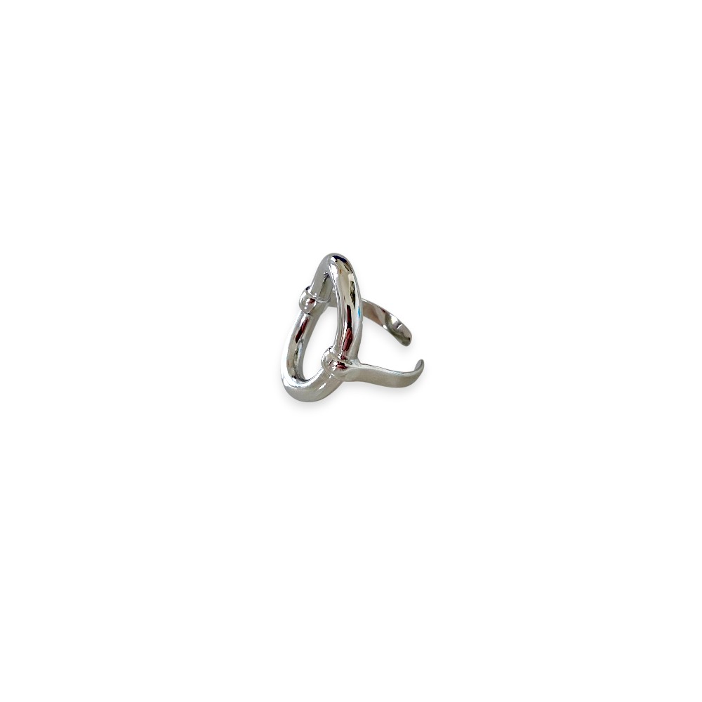 bague epaisse ovale en acier ouverte et presentee de profil sur fond blanc berenice
