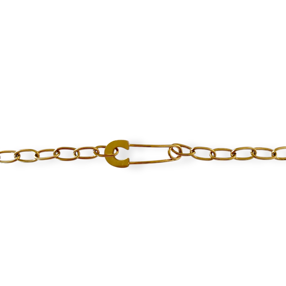 bracelet charms gaelle et son epingle en acier inoxydable dore a personnaliser ou a porter seul mis en valeur sur fond blanc