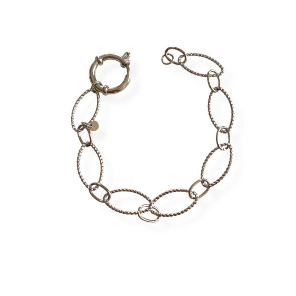 bracelet acier inoxydable avec maillons ovales marteles et petits maillons lisses expose fond blanc audrey