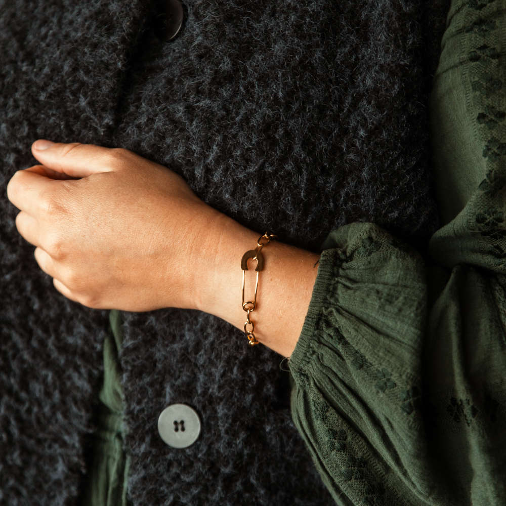 bracelet a charms gaelle au design original epingle a nourrice et en acier dore avec maillons