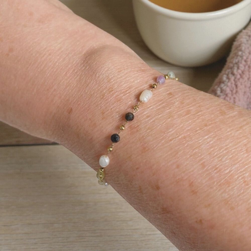 bracelet perles fines tourmaline compose de pierres naturelles perles eau douce et en acier dore porte poignet droit milie