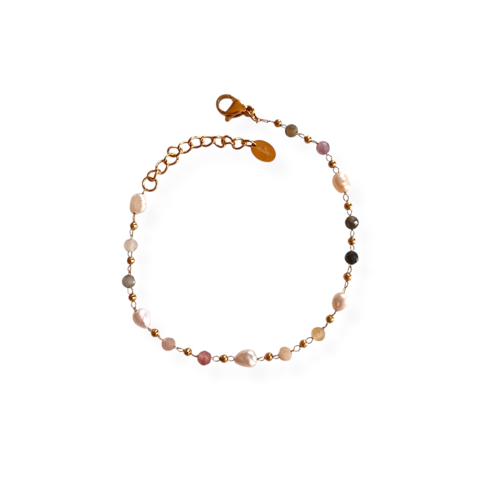 bracelet perles fines tourmaline perles naturelles et acier dore expose sur fond blanc milie