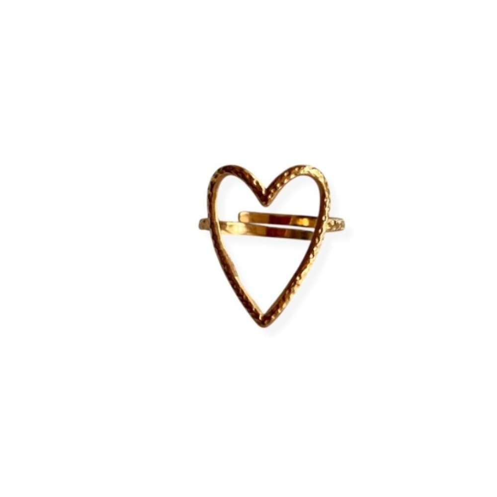 bague coeur creuse doree moderne et lumineuse exposee sur fond blanc coline