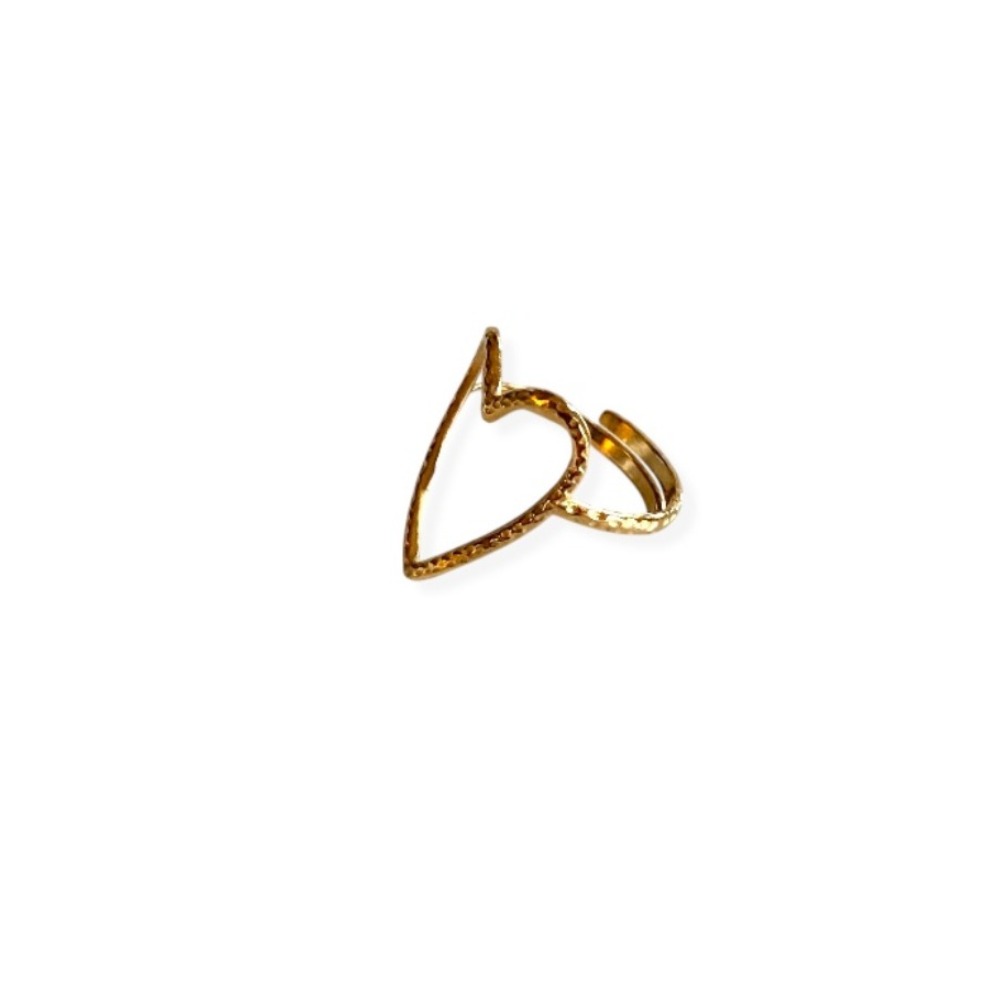 bague coeur creuse en acier inoxydable dore texturee presentee de profil et mise en valeur sur fond blanc coline
