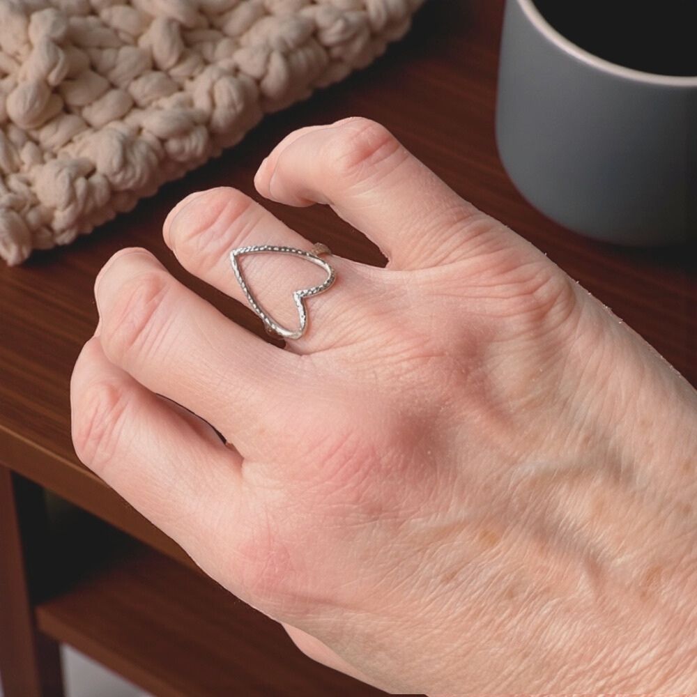 bague martelee coeur ingrid en acier minimaliste ajouree et portee annulaire droit