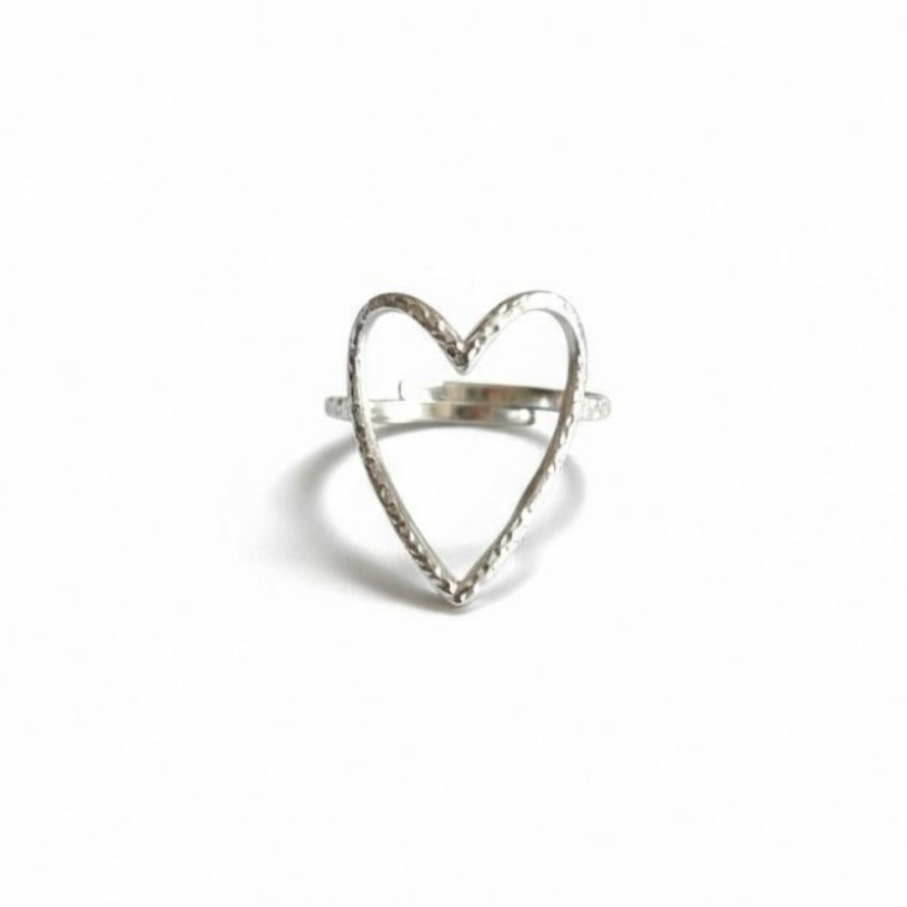 bague martelee coeur argentee en acier inoxydable reglable et tendance exposee fond blanc ingrid