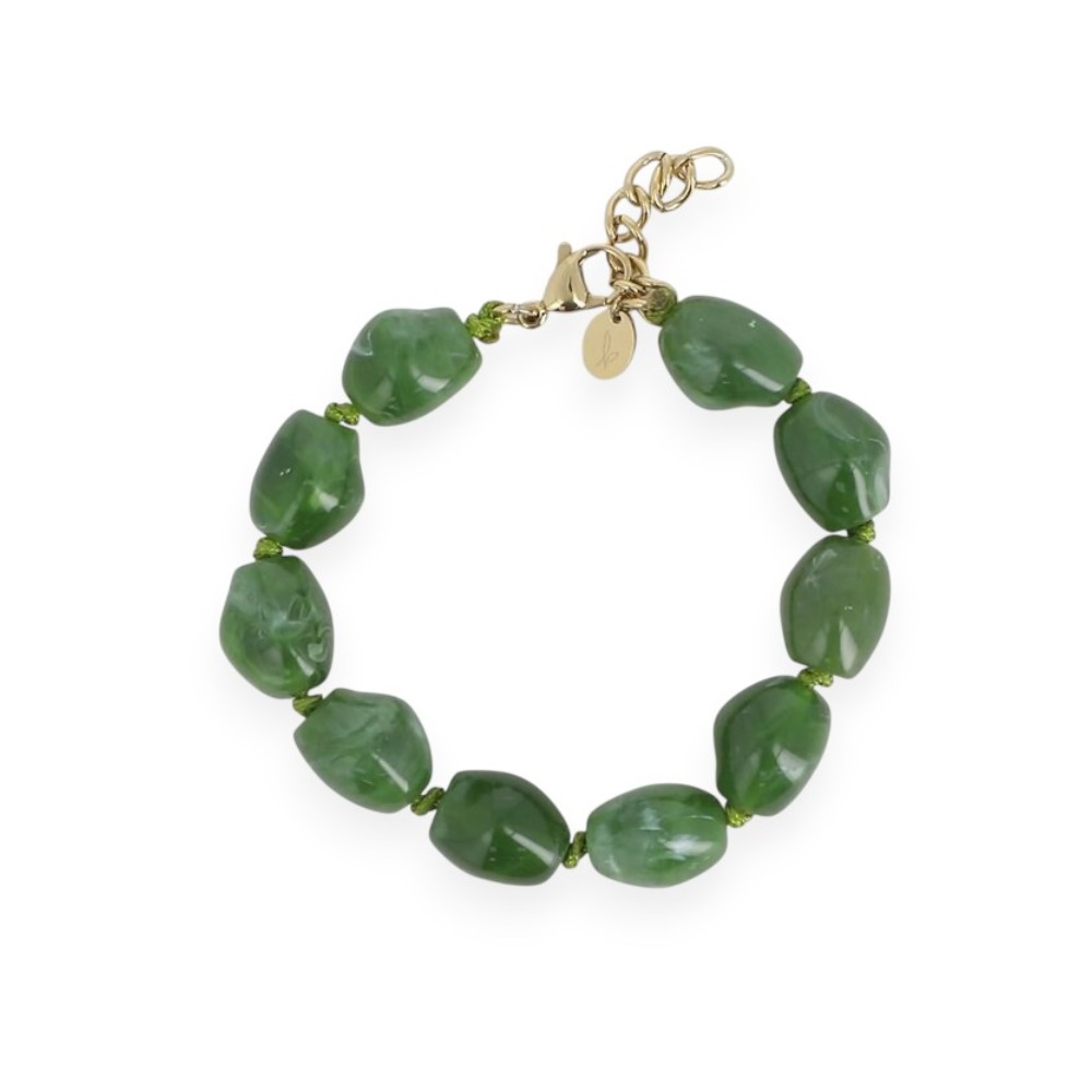 bracelet perles vert Apolline chic et naturel avec finitions dorees et expose sur fond blanc