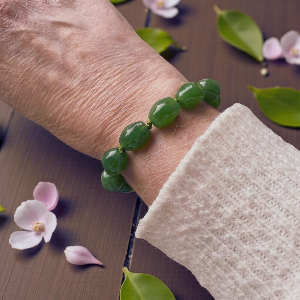 bracelet perles vert Apolline moderne et sur cordon pour vos looks d automne ou festifs en resine