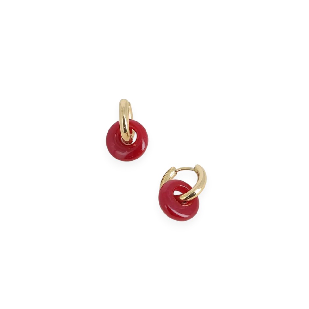 creoles dorees  donuts ambre avec pendentif rond rouge marbre bijou elegant photographie sur fond clair