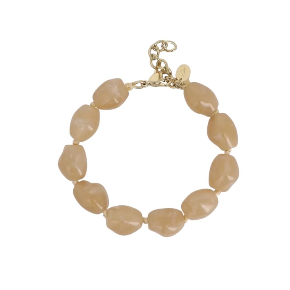 bracelet perles beige blanche unique monte sur cordon et fabrique en resine avec finitions en acier dore et mis en valeur sur fond blanc