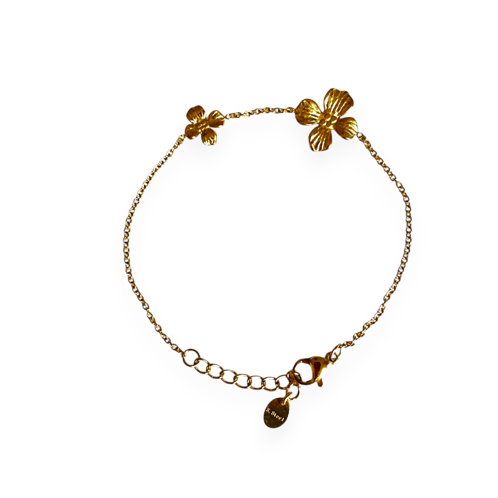 bracelet fleurs texture en acier inoxydable dore avec deux fleurs et chaine expose sur fond blanc heloise