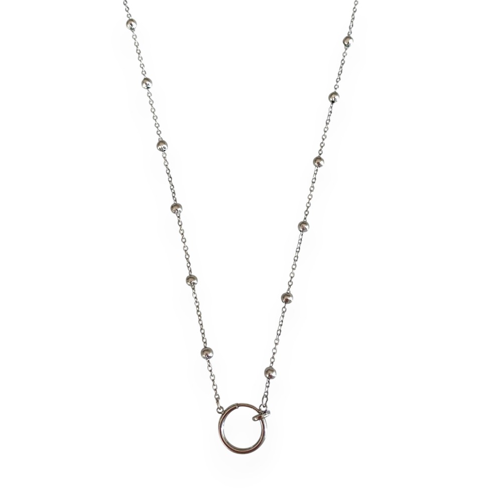 collier charms acier inoxydable avec fermoir pratique en pendentif circulaire expose sur fond blanc lia