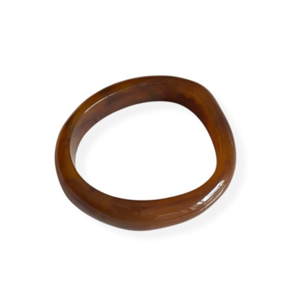 Bracelet en résine marron Olga présenté sur fond blanc
