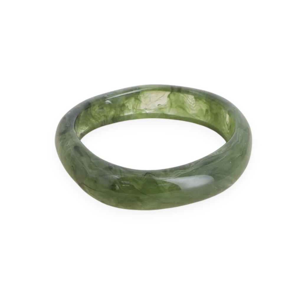 Bracelet resine vert Candice en forme manchette, modele ferme a l aspect irregulier presente sur fond blanc
