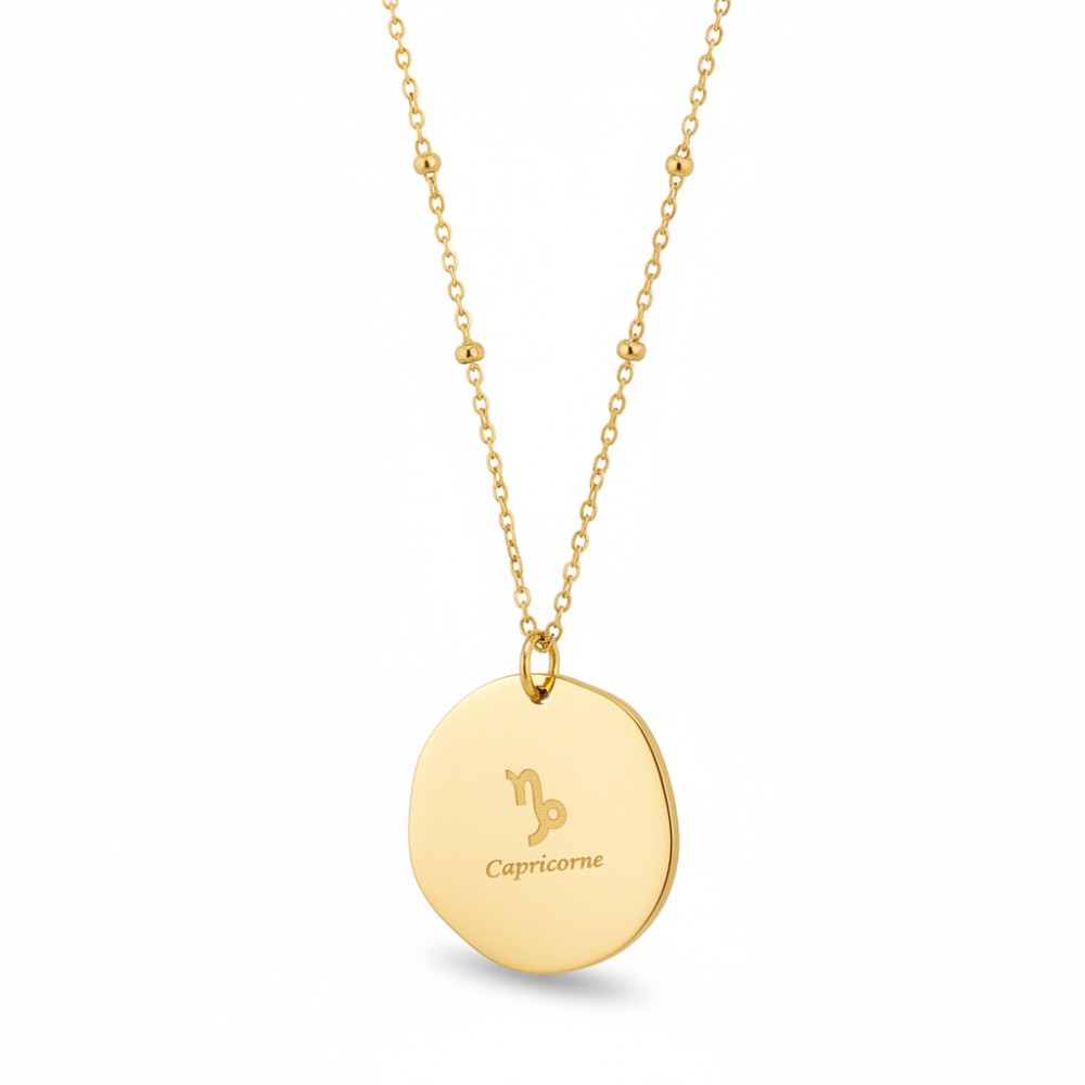 collier medaillon lisse au dos avec le signe astrologique capricorne ecrit mis en valeur fond blanc