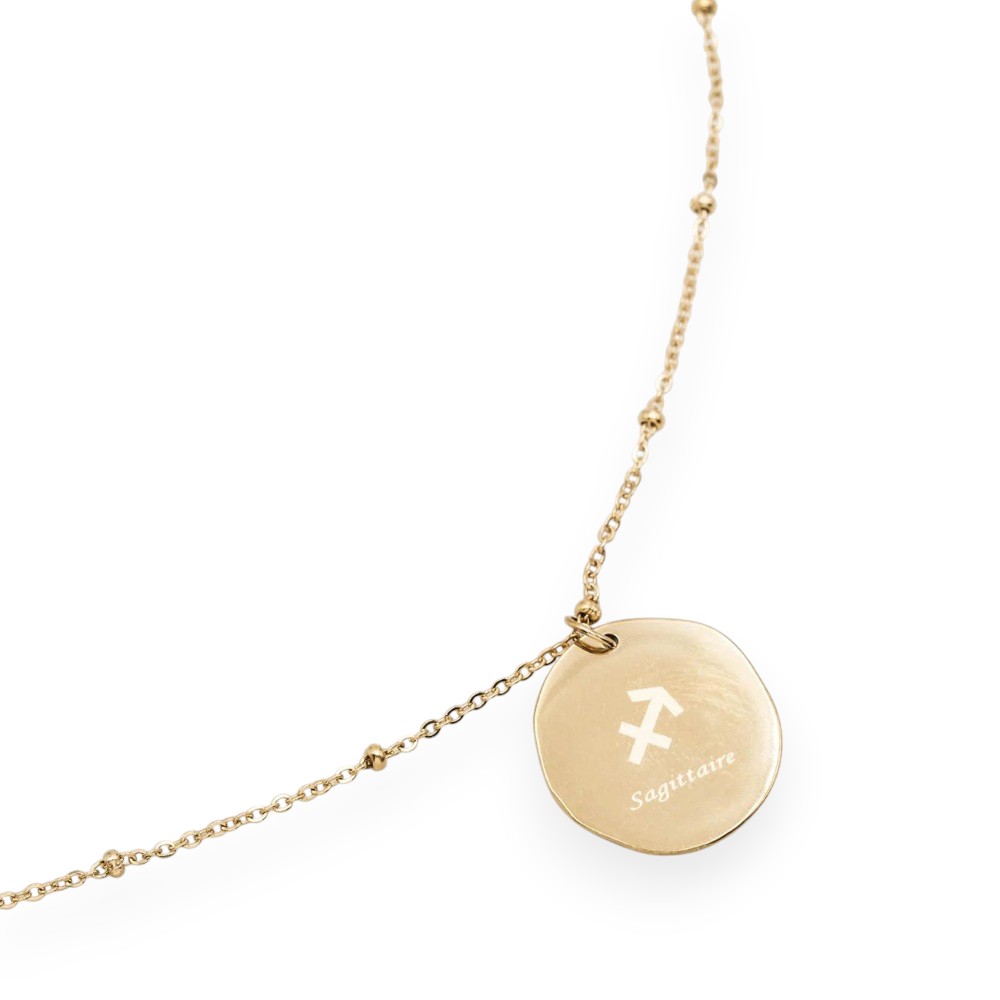 collier medaille lisse au dos avec signe astrologique sagittaire ecrit mis en valeur fond blanc