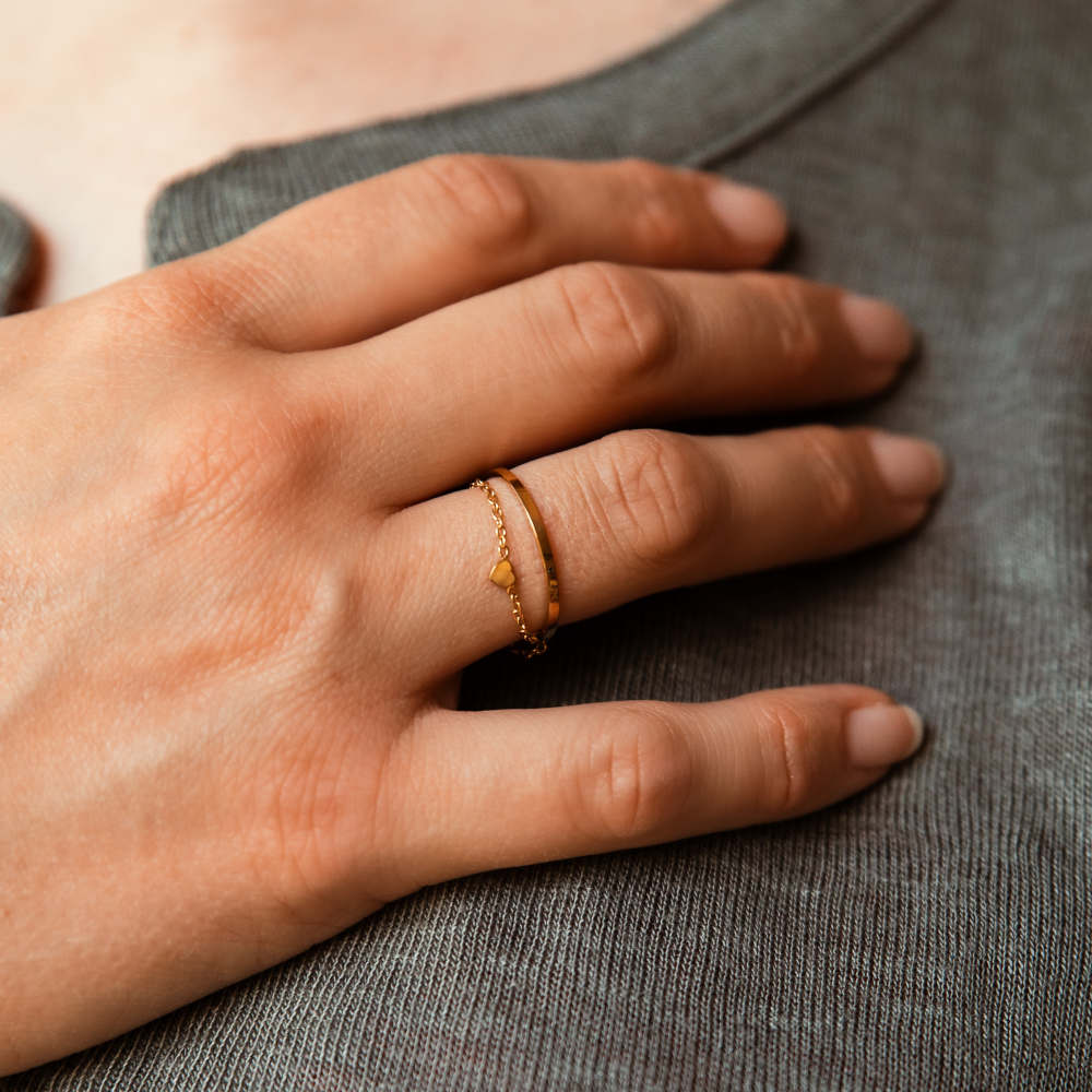bague chainette delicate acier dore Karen  au doigt et anneau fin