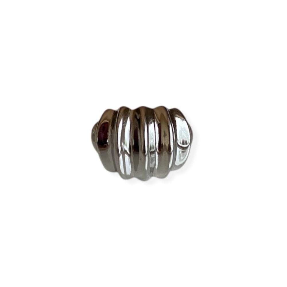 Bague coquillage uhaina reglable en acier inoxydable exposee sur fond blanc