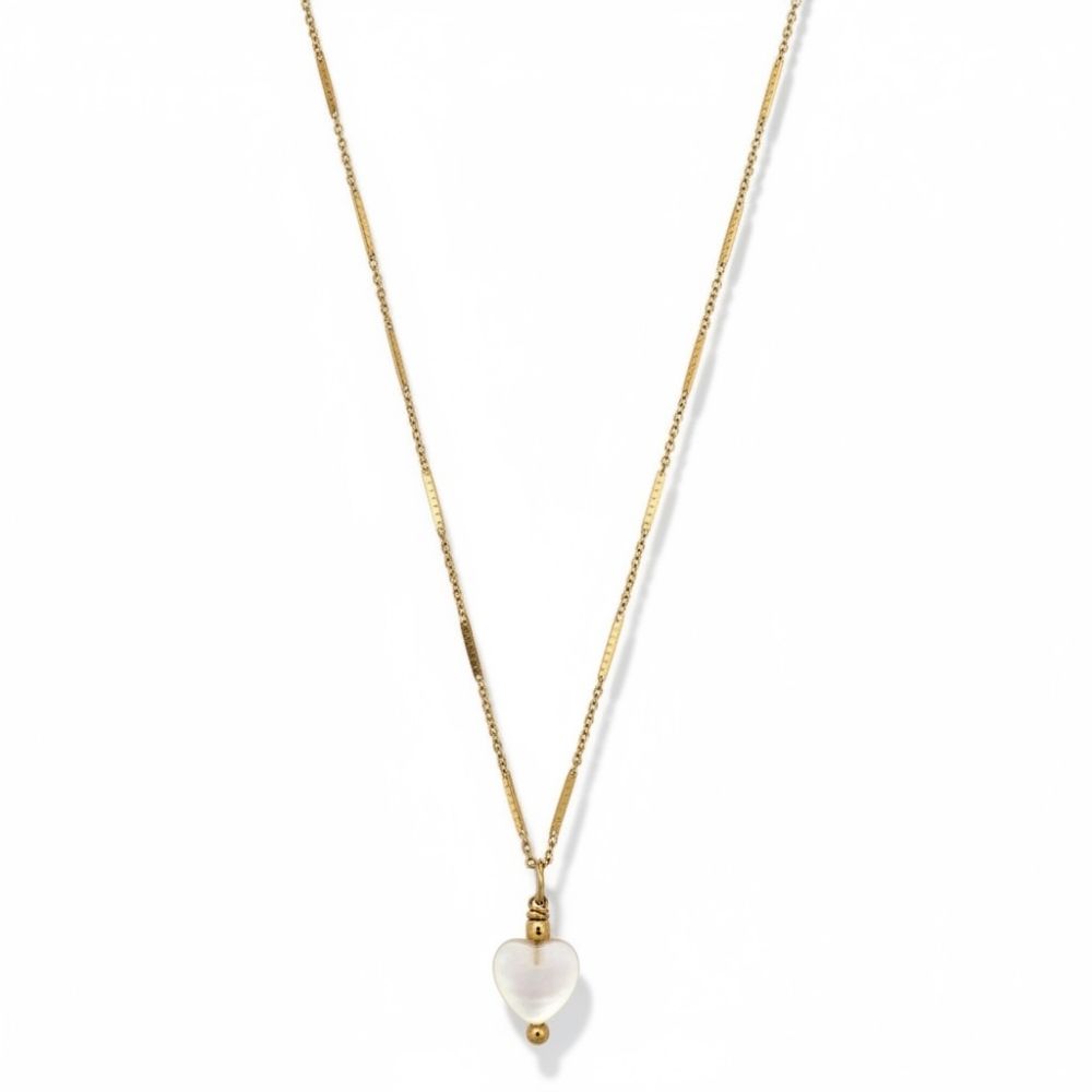 collier coeur nacre en acier inoxydable dore avec adorable petit pendentif en resine nacree et chaine alternee plate expose fond blanc faustine