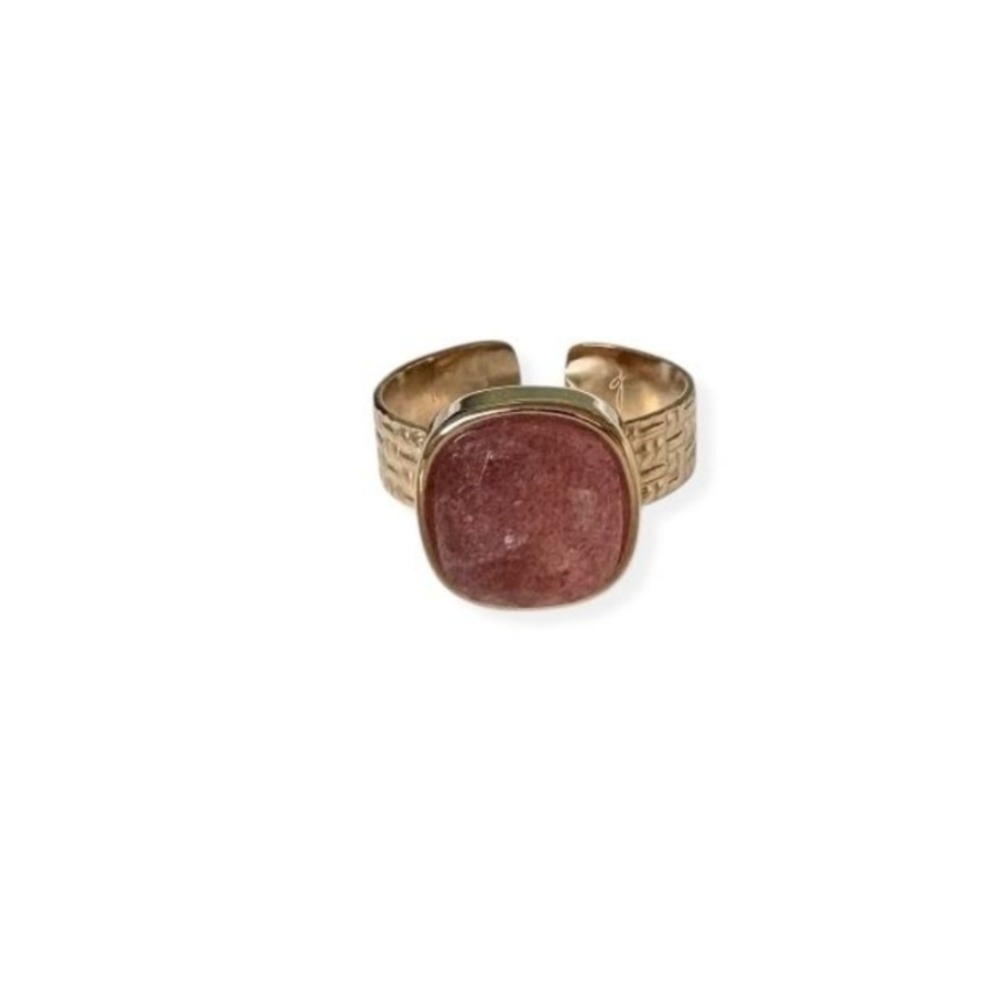 bague quartz fraise rose en acier inoxydable doré sur fond blanc pierre naturelle