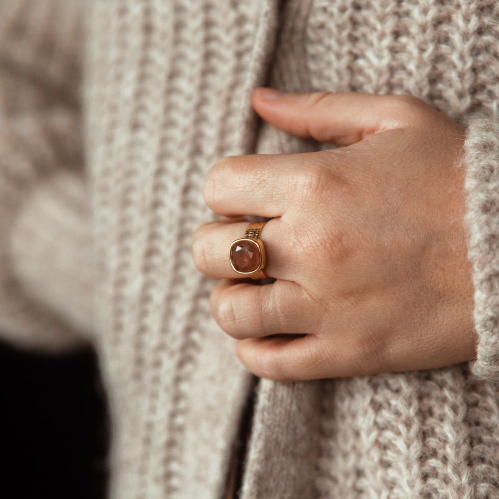 bague quartz fraise rose portee en acier dore pierre facettee carree
