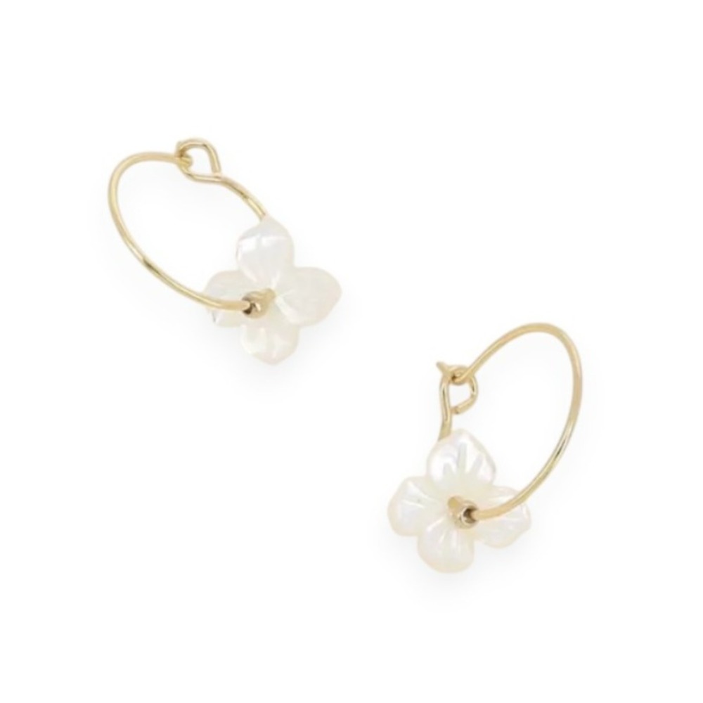 mini creoles avec pendentif fleur nacree zara vue sur fond blanc