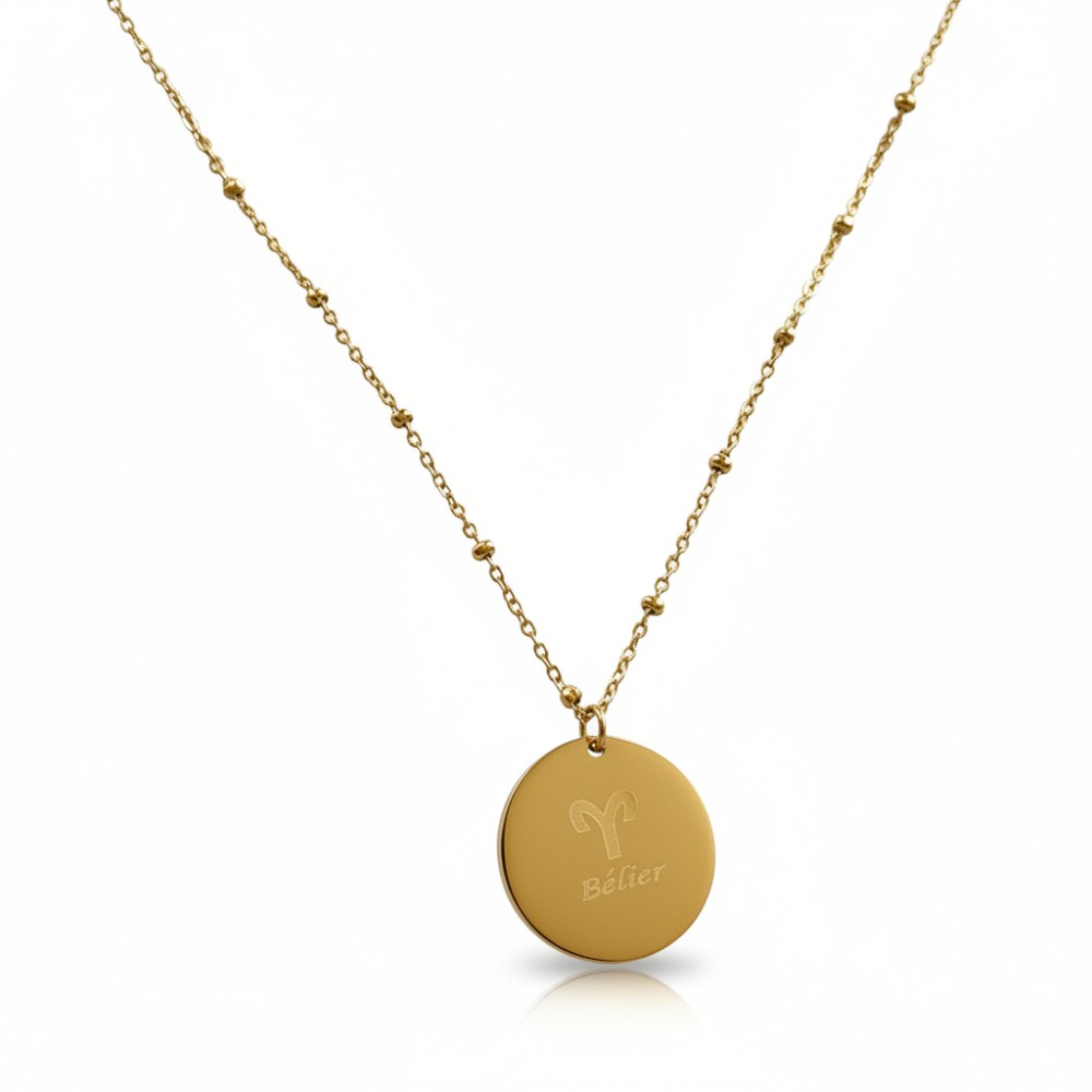 collier medaillon lisse au dos avec le signe astrologique belier ecrit expose fond blanc