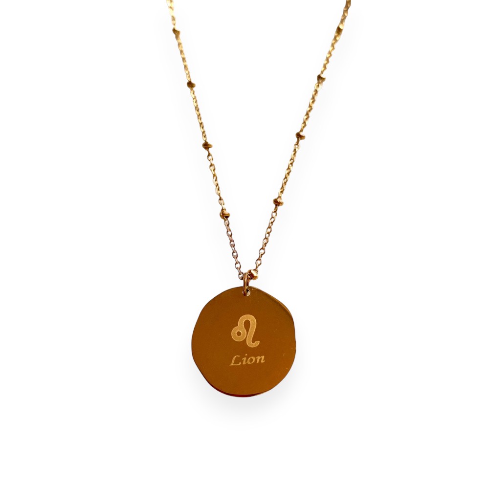collier medaillon lisse au verso avec le Signe Astrologique Lion ecrit mis en valeur sur fond blanc