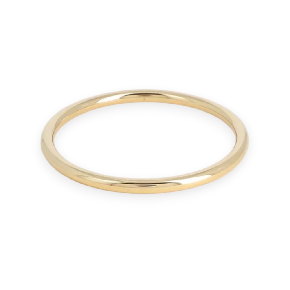 bracelet jonc acier inoxydable dore betty modele ferme et intemporel expose sur fond blanc