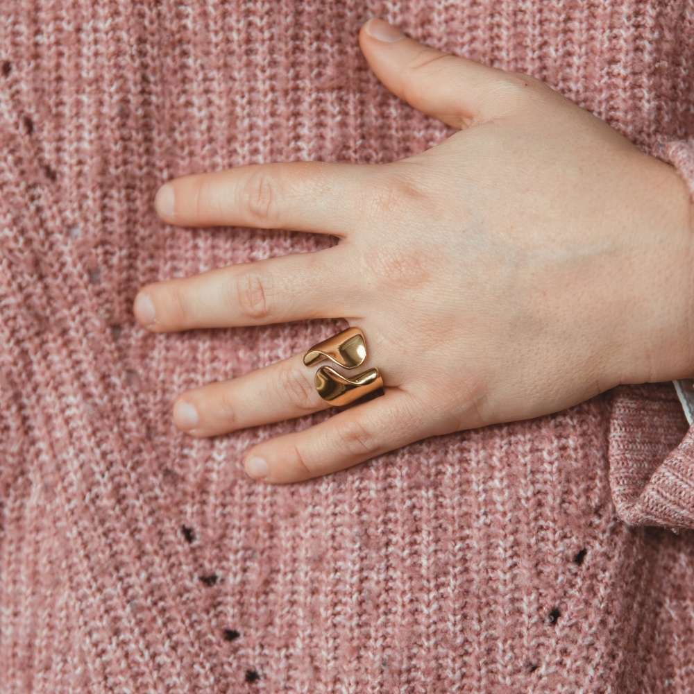 bague forme organique femme acier dore aveline portée à la main design fluide