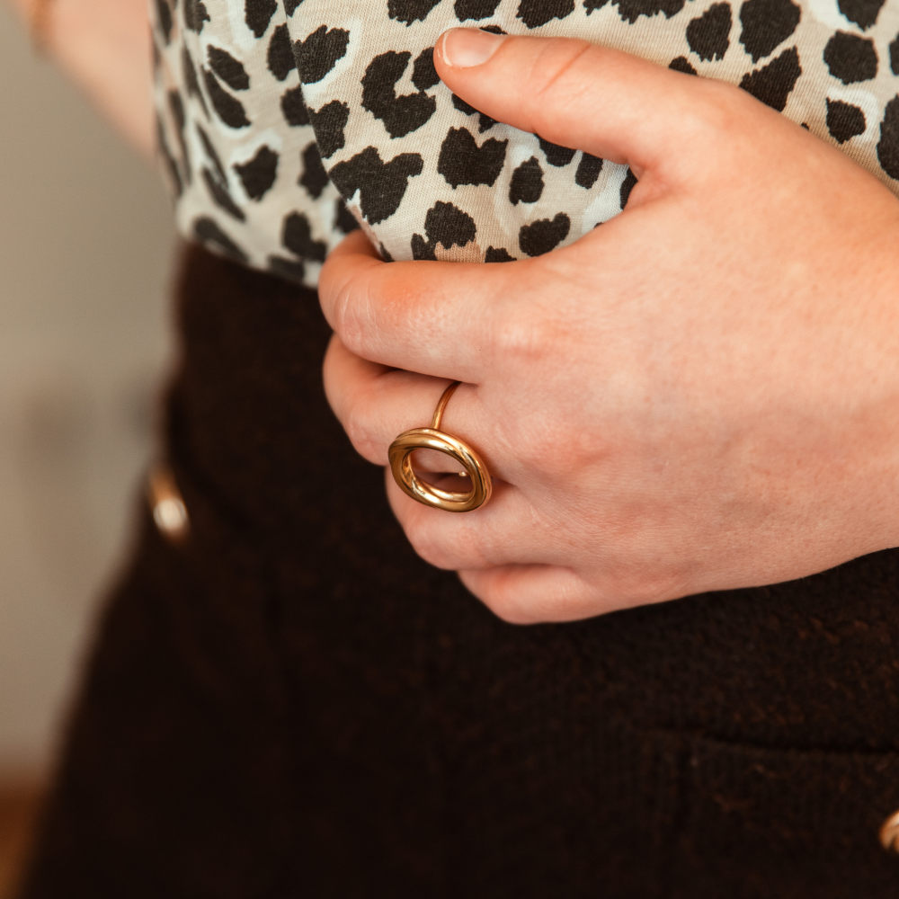 détail bague marjolaine dorée avec anneau rond épais porté