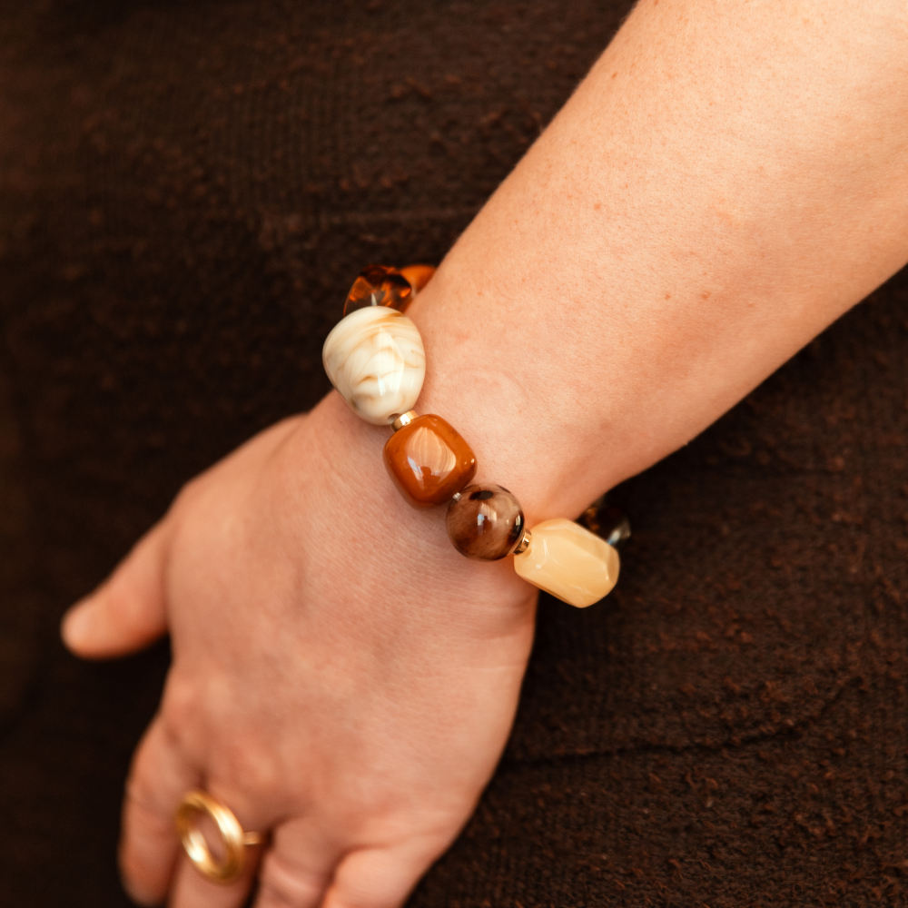 bracelet perles multicolores agnes au poignet avec perles caramel beige et marron