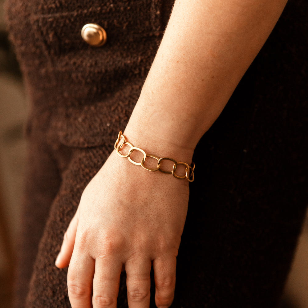 bracelet mona en acier doré avec maillons ovales finition brossée porté au poignet