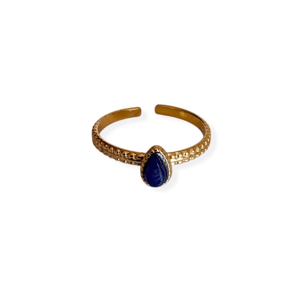 bague pierre bleue en goutte julie sur fond blanc