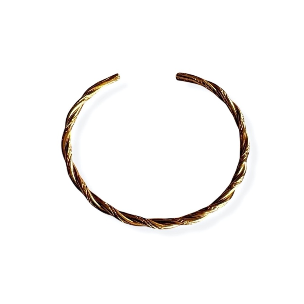 bracelet jonc torsadé anne acier doré fin sur fond blanc