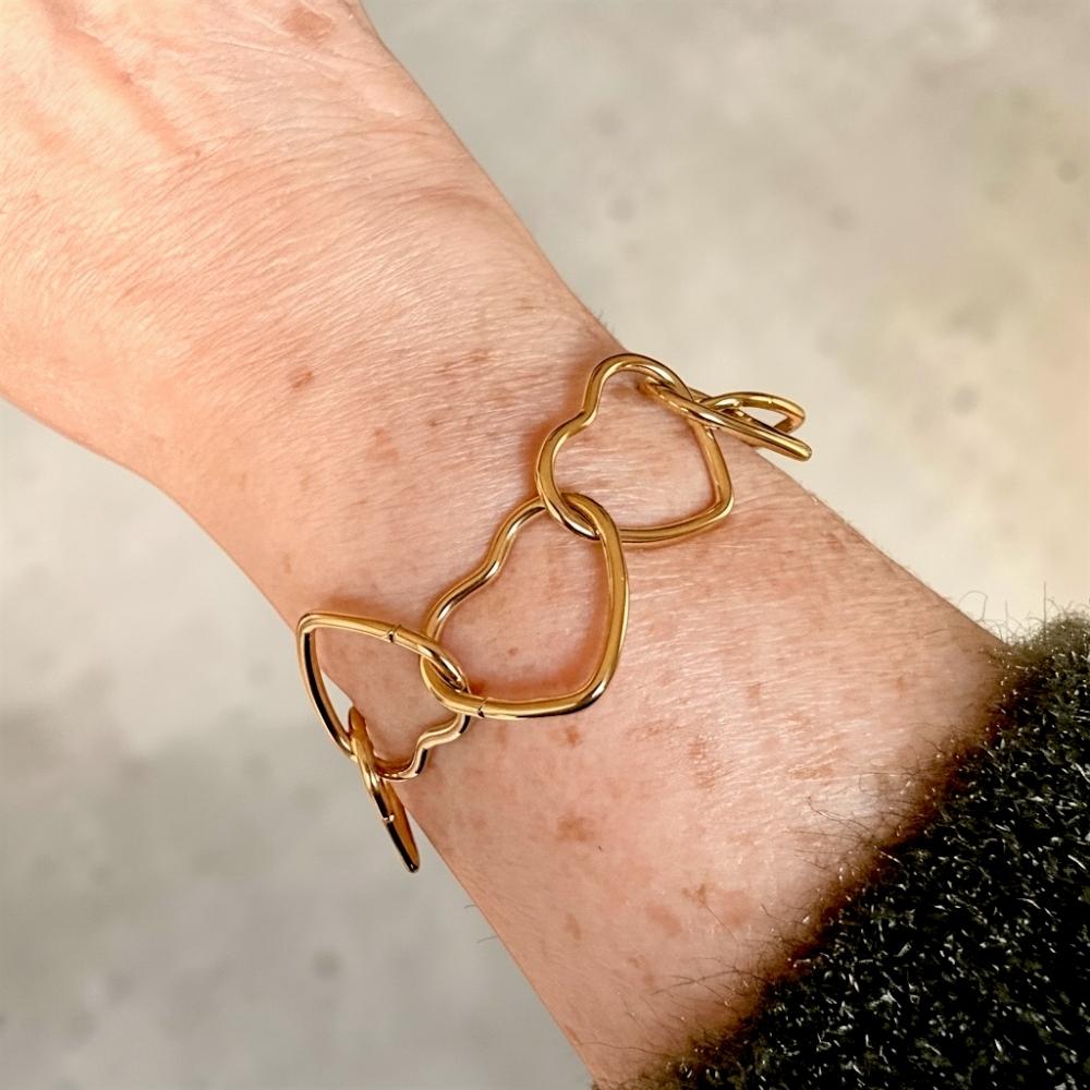 bracelet coeurs ajoures dore carmen porte au poignet avec maillons larges