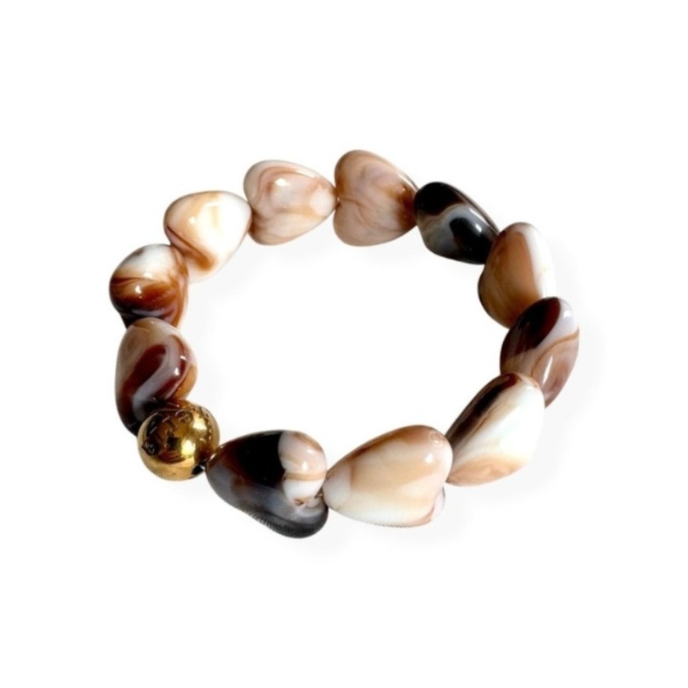 bracelet perles cœur beige Léane sur fond blanc