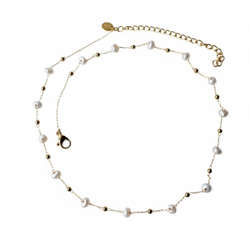 collier perle de nacre Ève sur fond blanc avec perles nacrées et chaine fine dorée