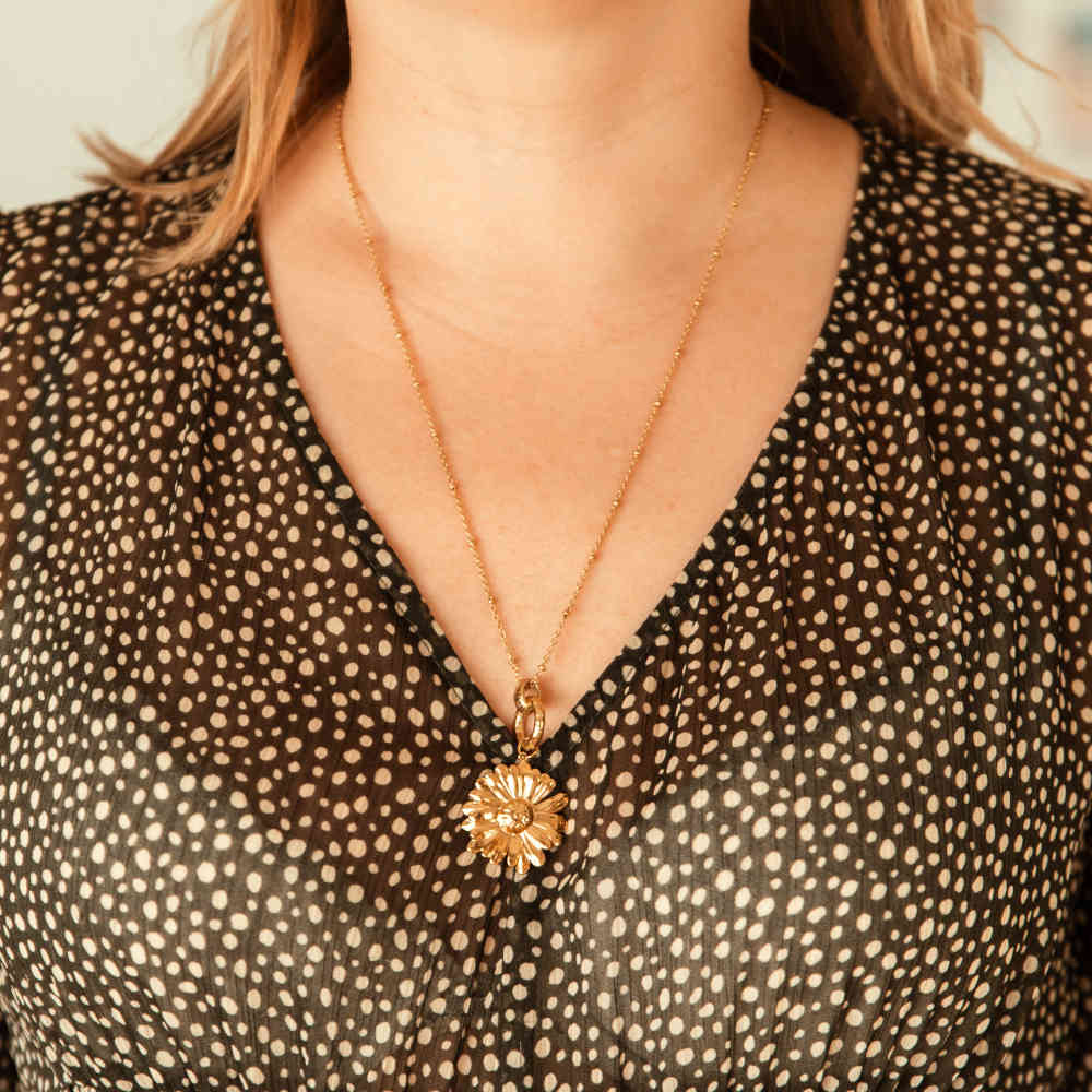 collier fleur doré long réglable porté femme avec pendentif marguerite en acier inoxydable