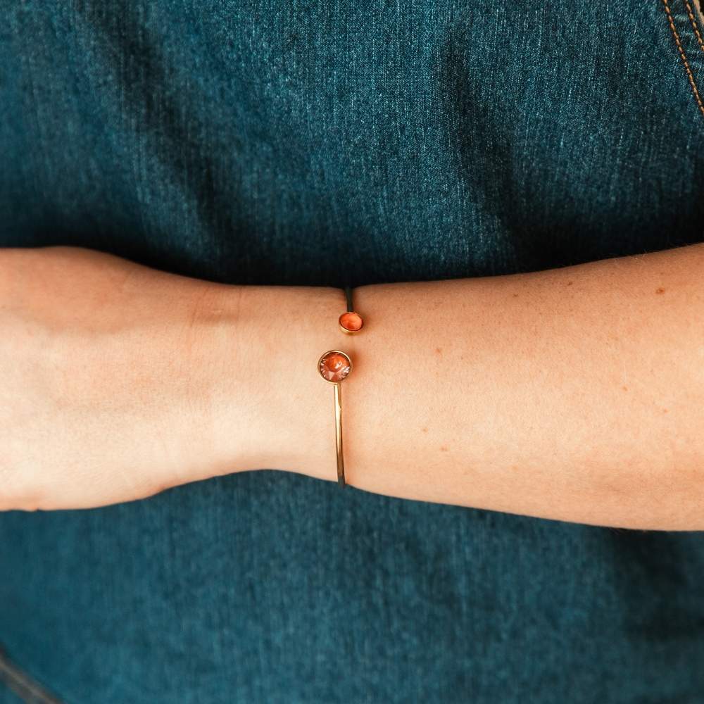bracelet jonc cristal rose Rosina porté au poignet avec cristaux vieux rose et acier doré inoxydable