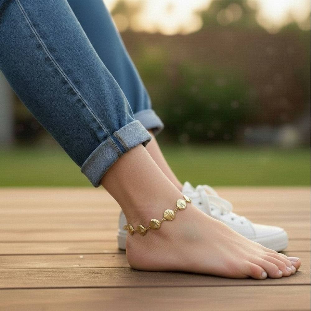 bracelet de cheville coquillage Néréa en acier inoxydable doré porté a la cheville