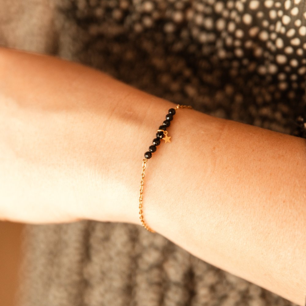 bracelet onyx noir femme Mylène porté au poignet avec chaine dorée et pierres naturelles